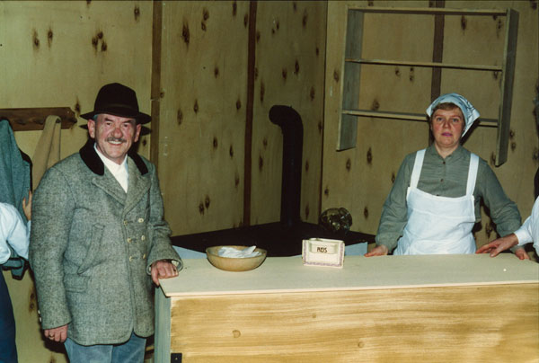 Theater_2011.09.27_1402_Weihnachtsfreude_1993_01.jpg